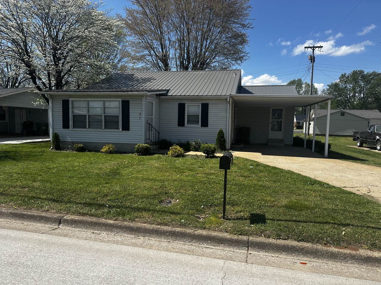 813 N Military Ave - Photo 1