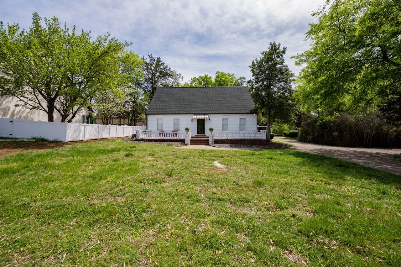 2866 N Thompson Ln - Photo 1