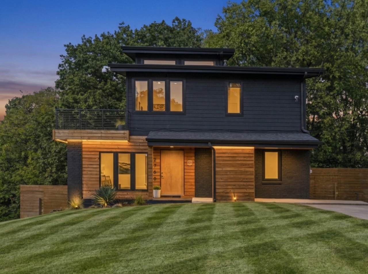 2700 Oakwood Ave - Photo 1