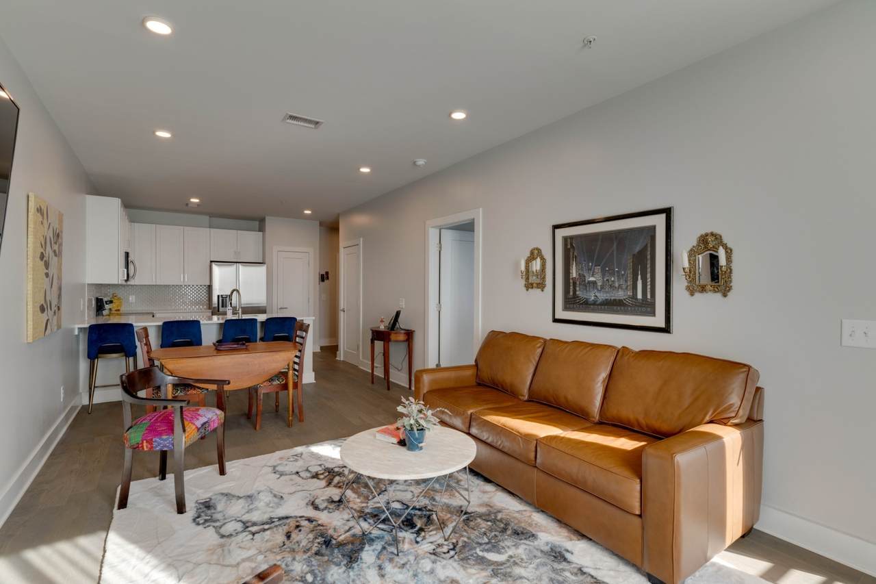 1041 E Trinity Ln - Photo 1