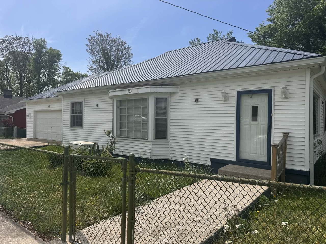 1103 E 18th St - Photo 1