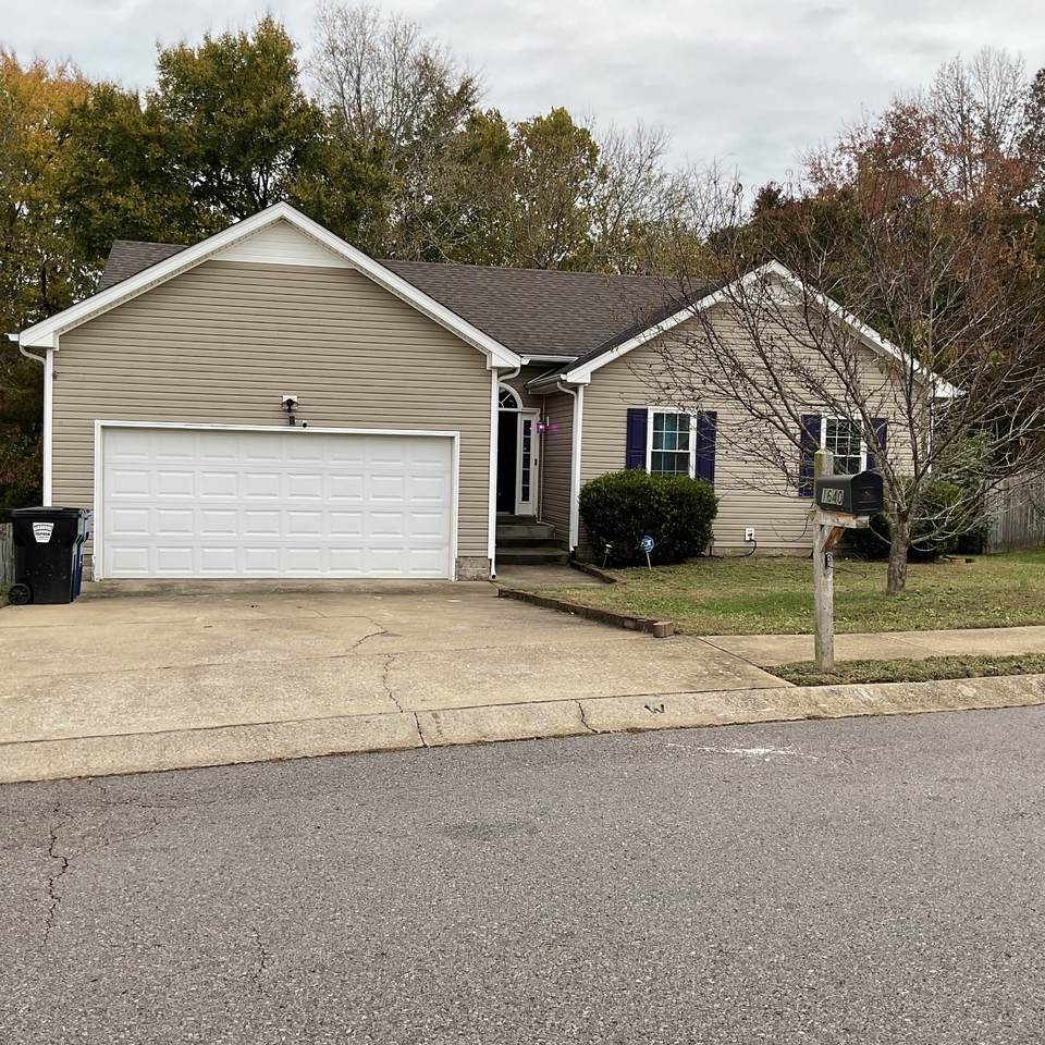 1640 Broad Cir - Photo 1