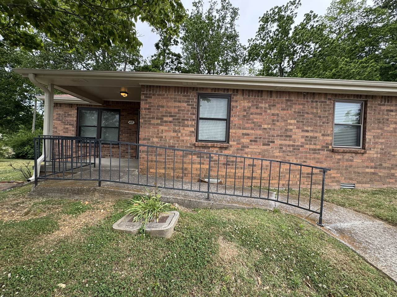 401 Deer Lake Dr - Photo 1