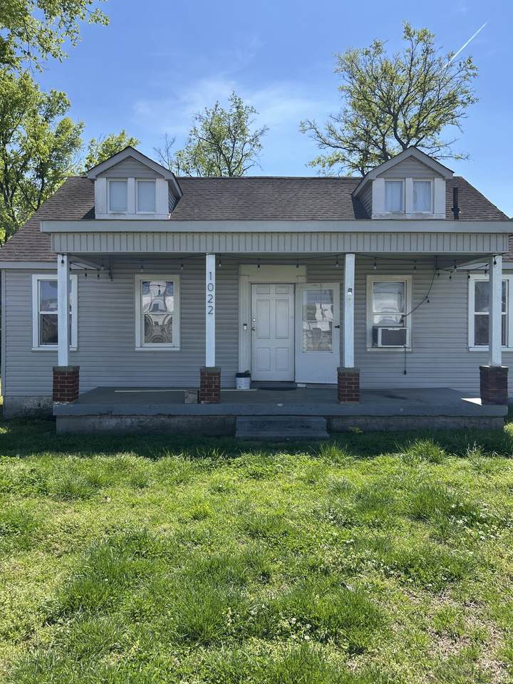 1022 W Kirkland Ave - Photo 1