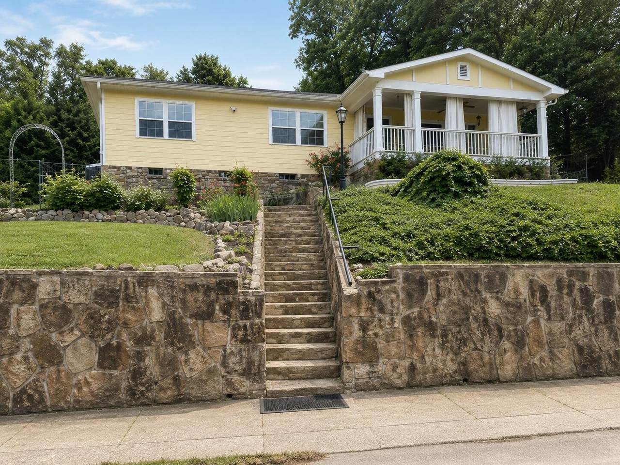902 Endicott Street - Photo 1