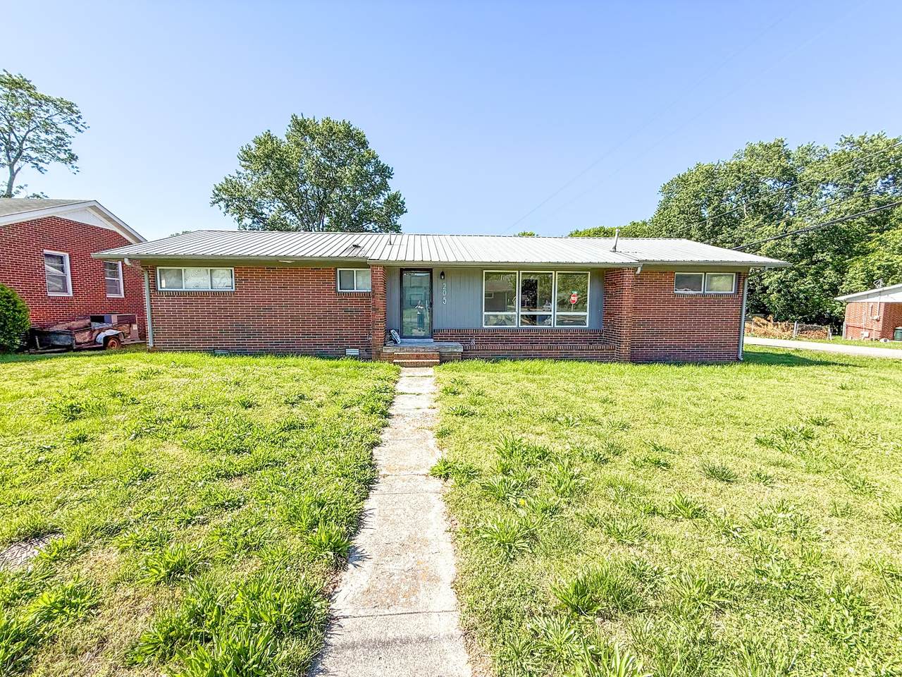 205 Laurel St - Photo 1