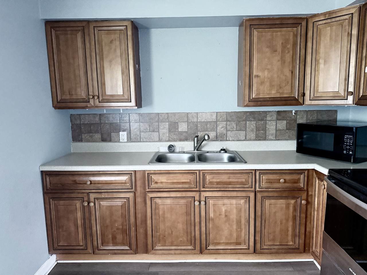 410 Manor Dr - Photo 1
