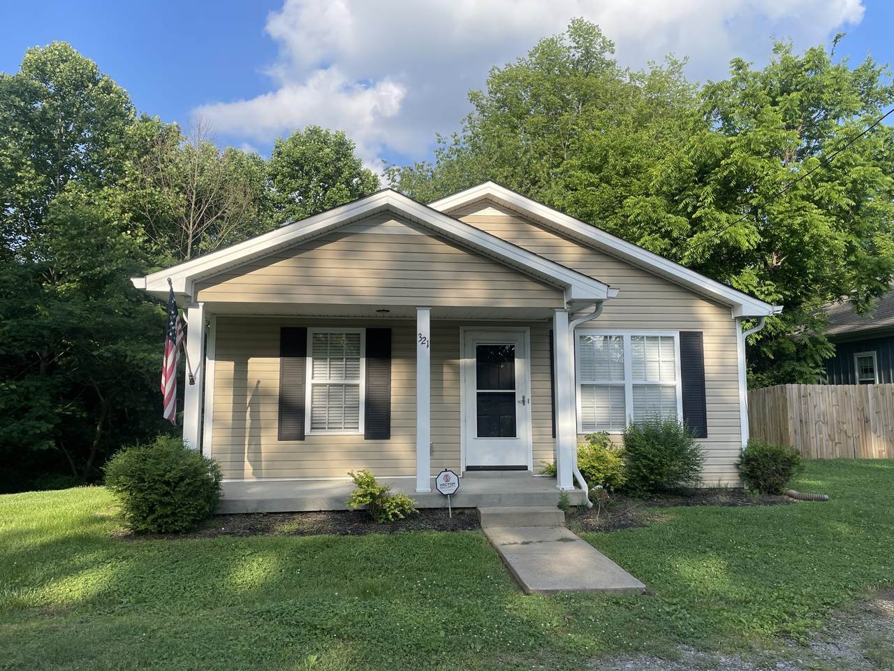 321 Rossview Rd - Photo 1