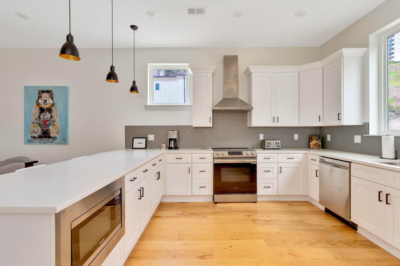 724 W Bell Avenue - Photo 1