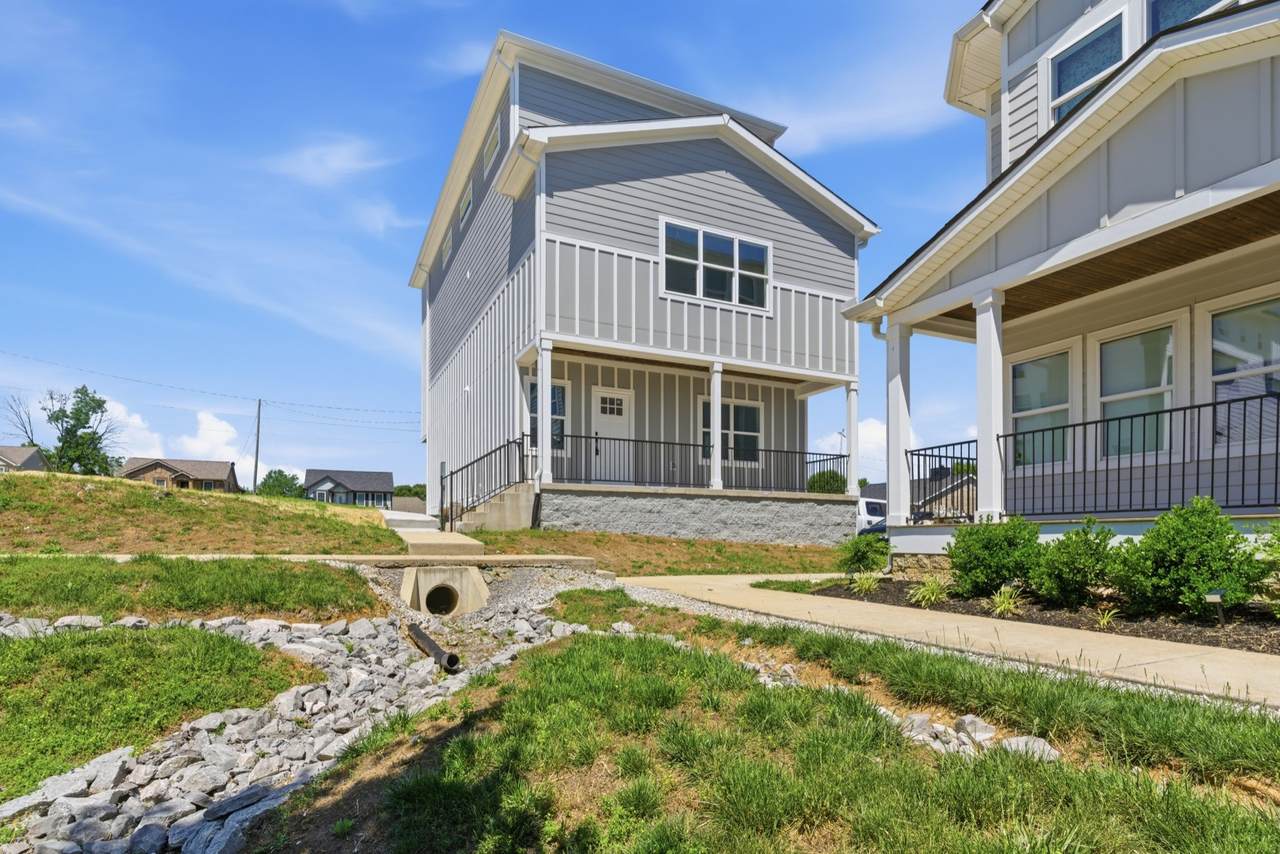 1121 Lawrence Ave - Photo 1