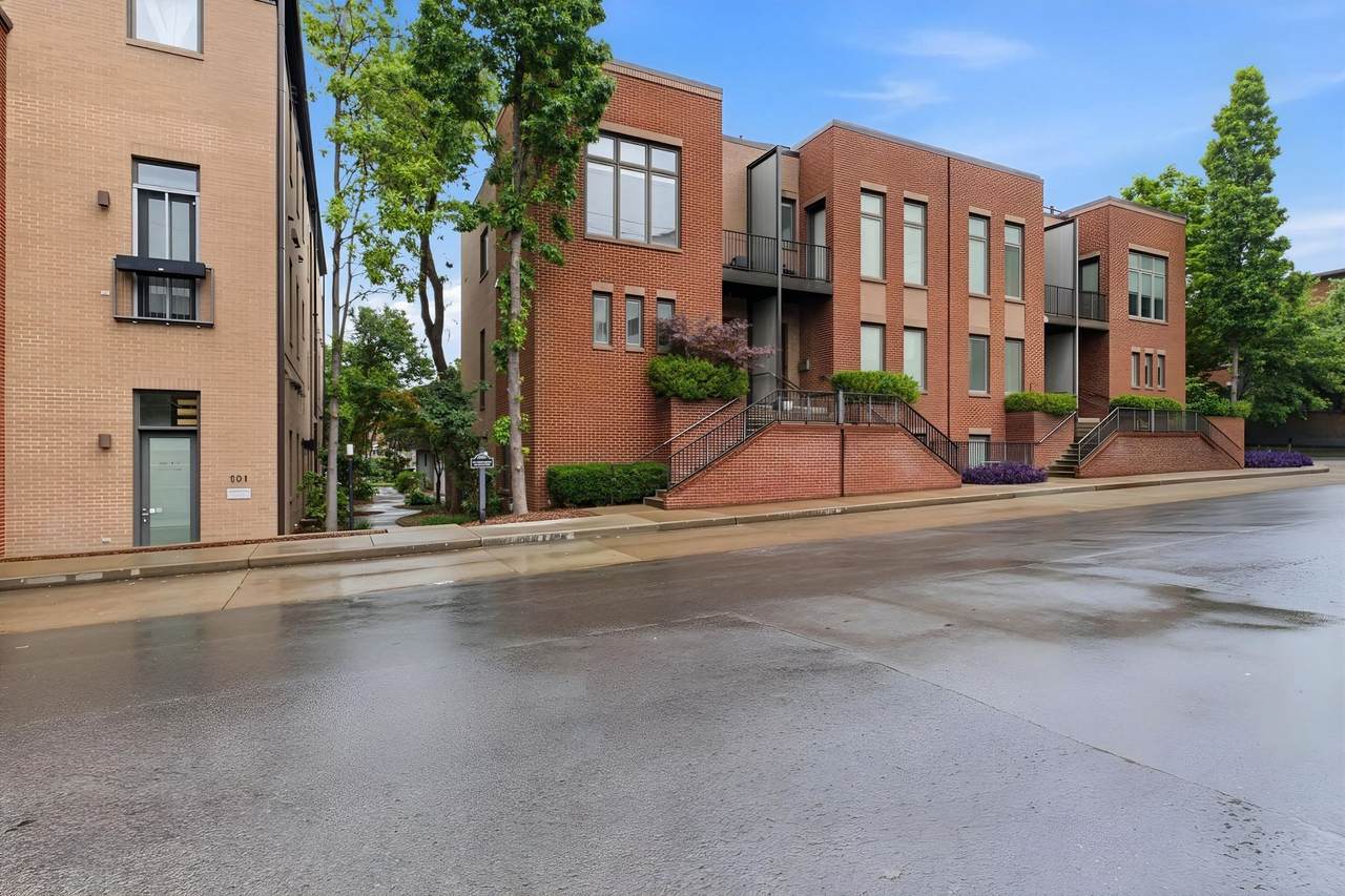 334 Van Buren St - Photo 1