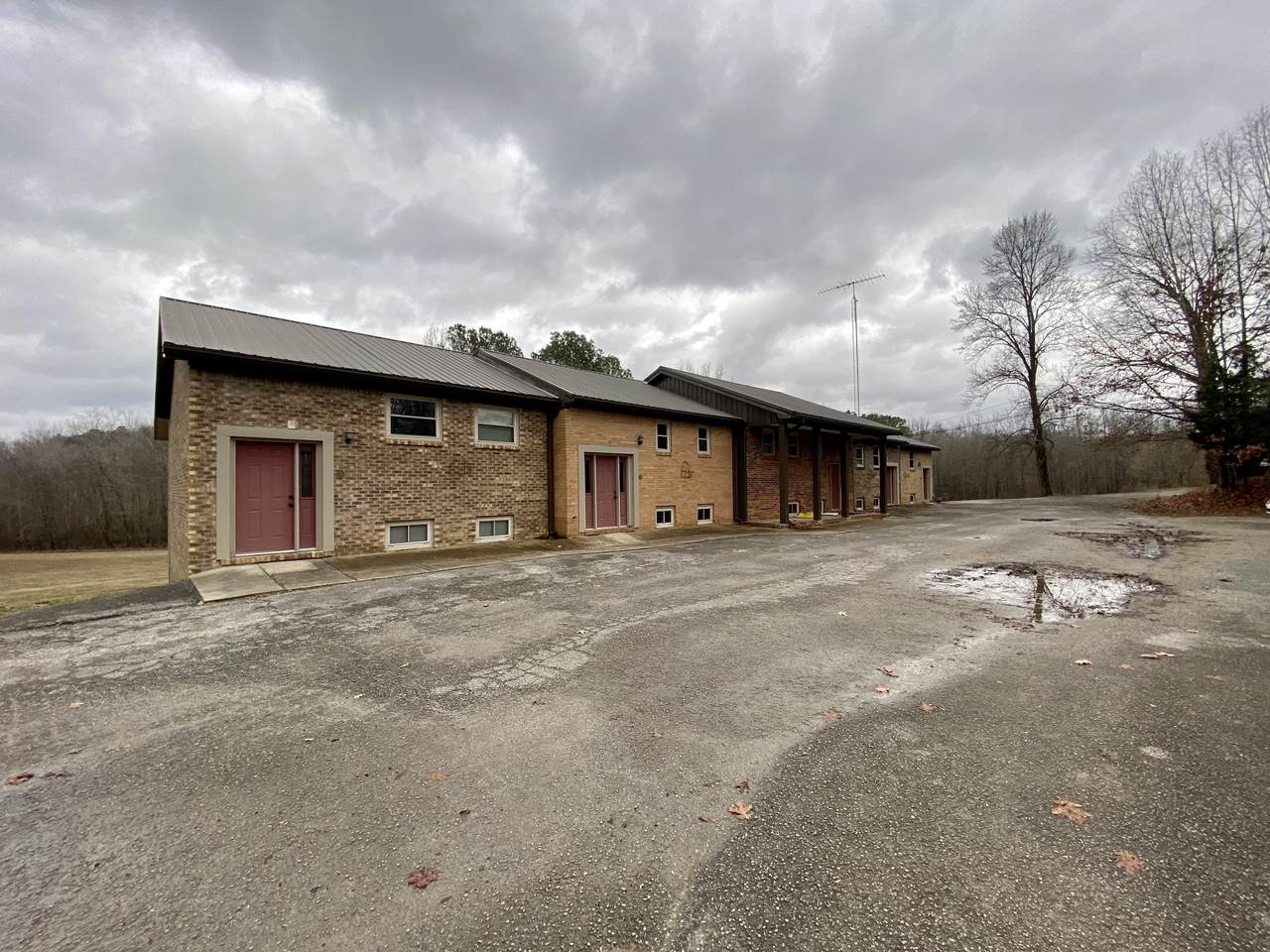 371 Pineview Dr - Photo 1