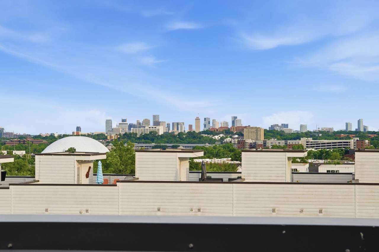 1000E W Trinity Ln - Photo 1