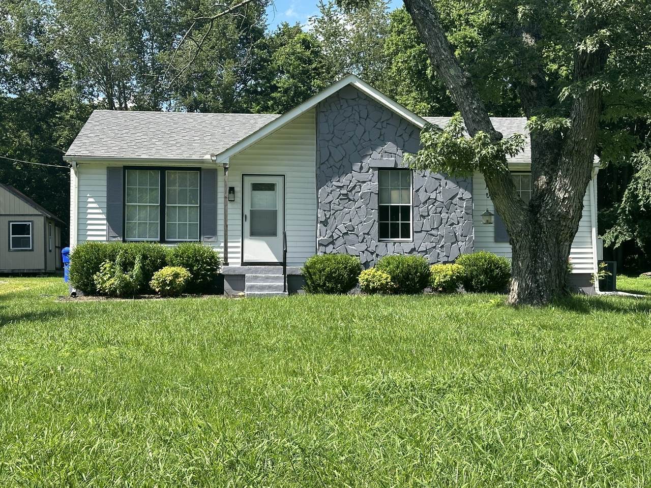 302 Donal Terrace - Photo 1