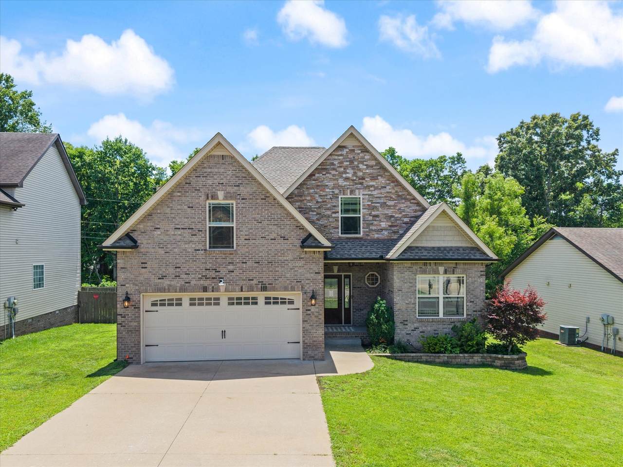 1496 Amberley Dr - Photo 1