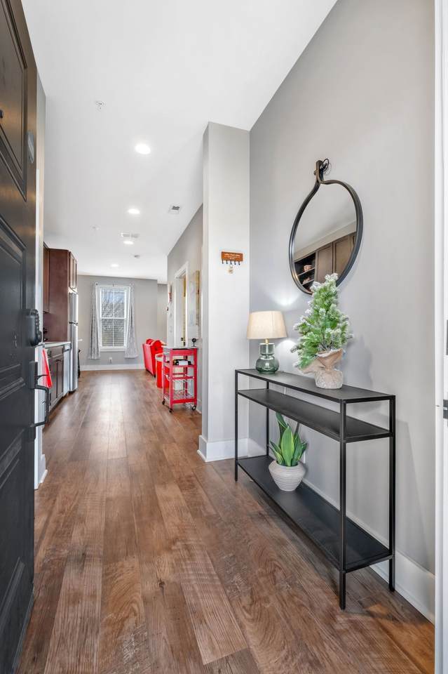 1077 E Trinity Ln - Photo 1
