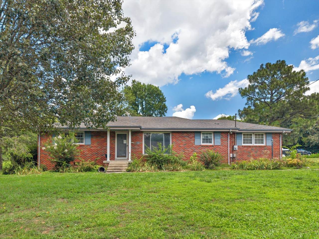 813 W Spring St - Photo 1