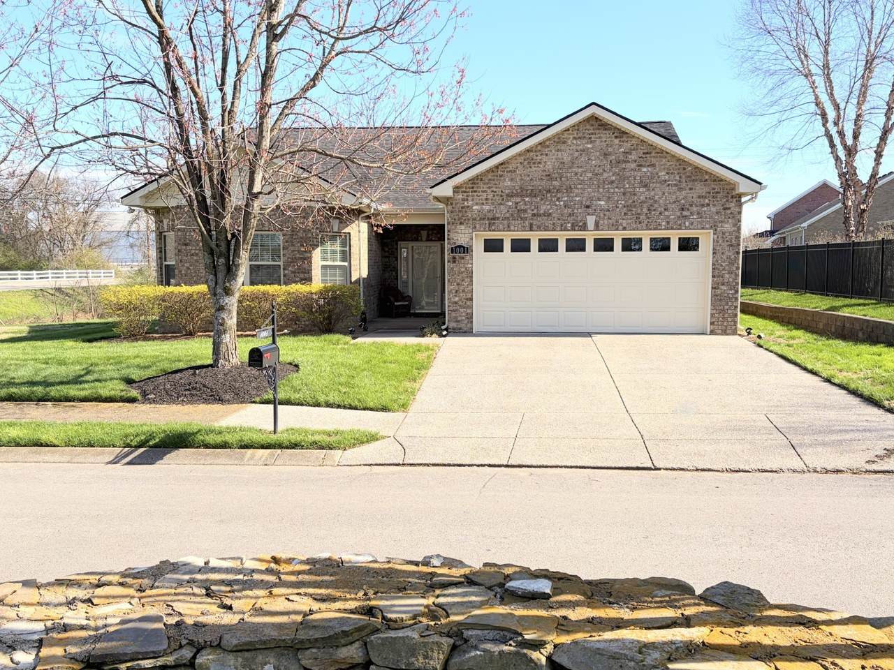 1001 Meadowview Dr - Photo 1