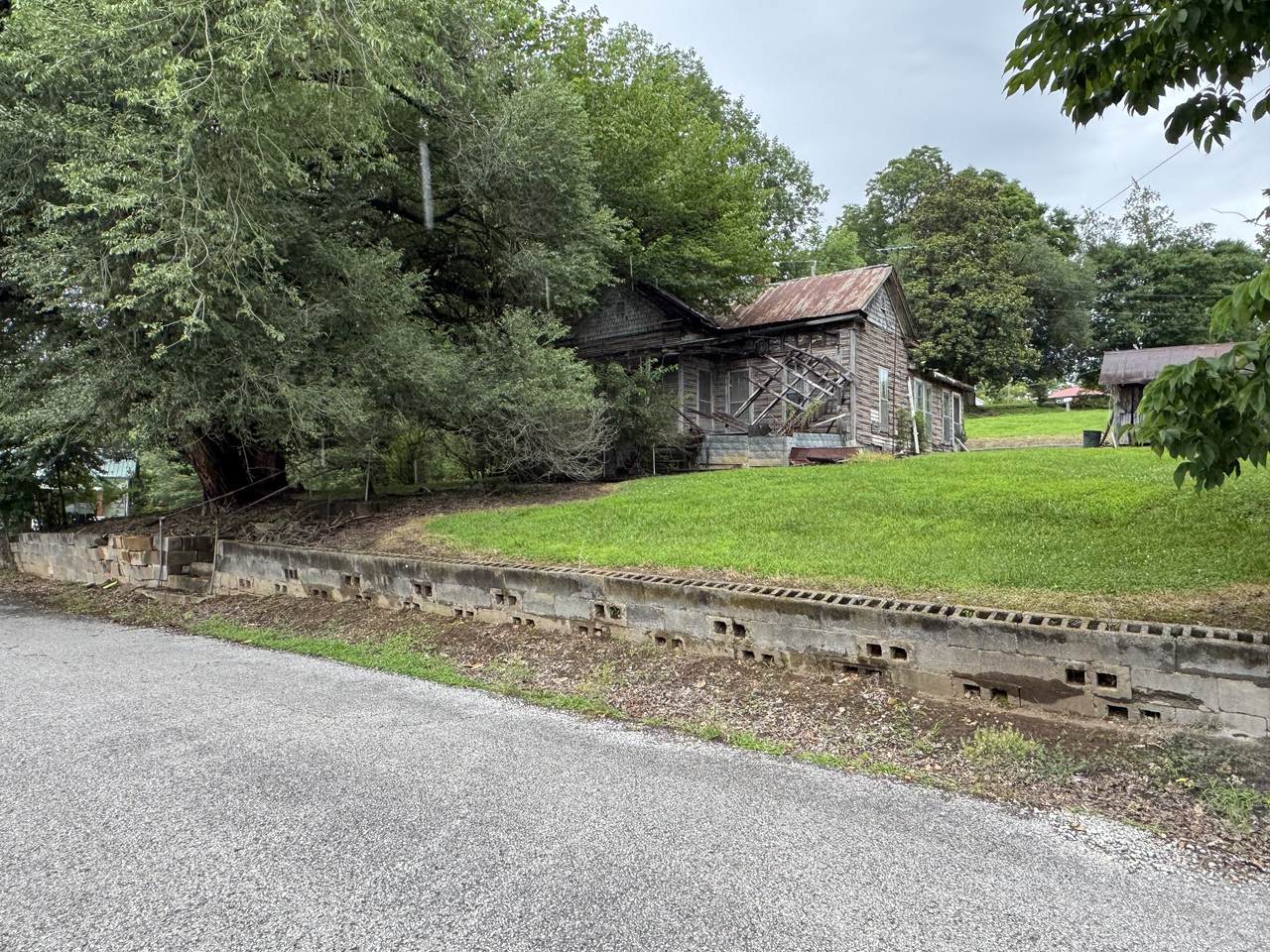 202 Hill St - Photo 1