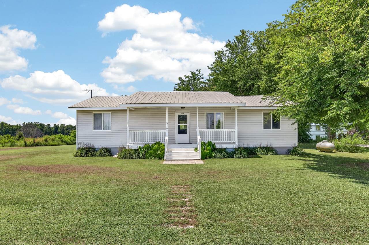 670 Howell Hill Rd - Photo 1