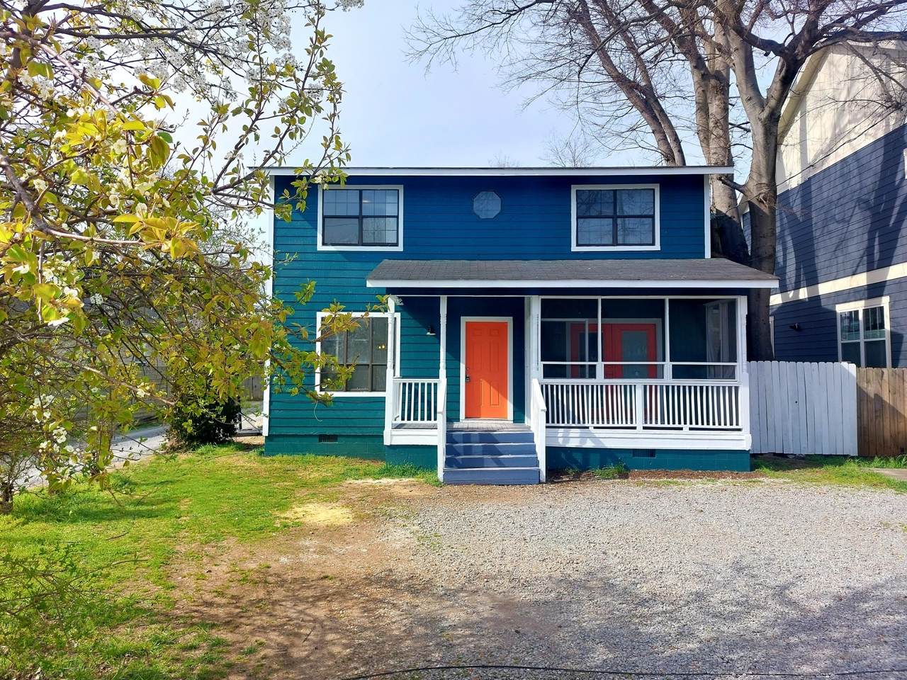 1004 Clay St - Photo 1