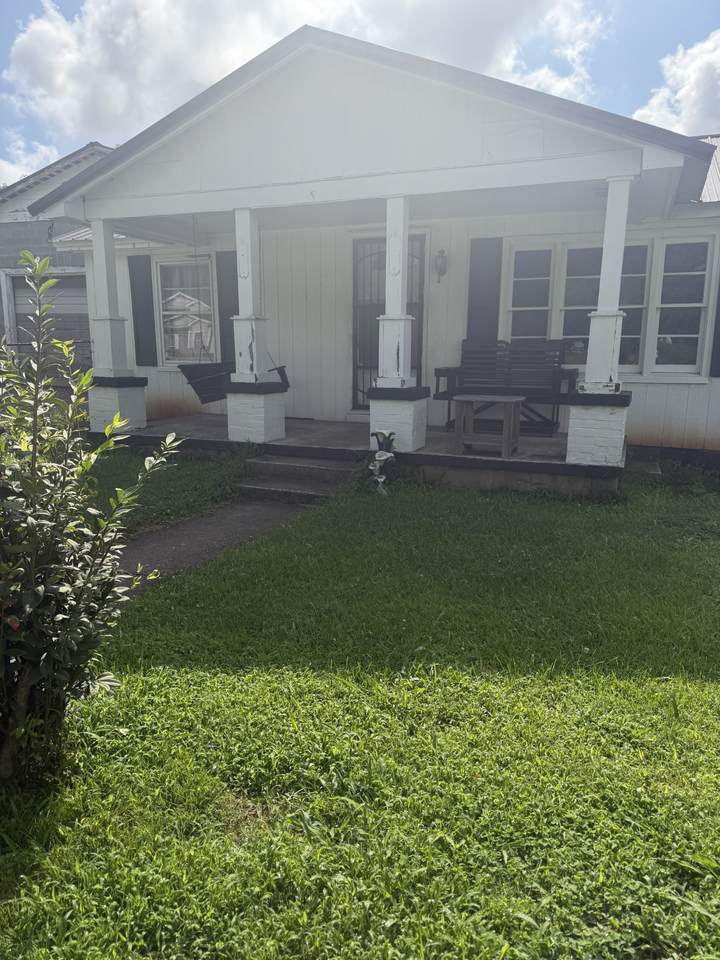 712 Fisher Ave - Photo 1