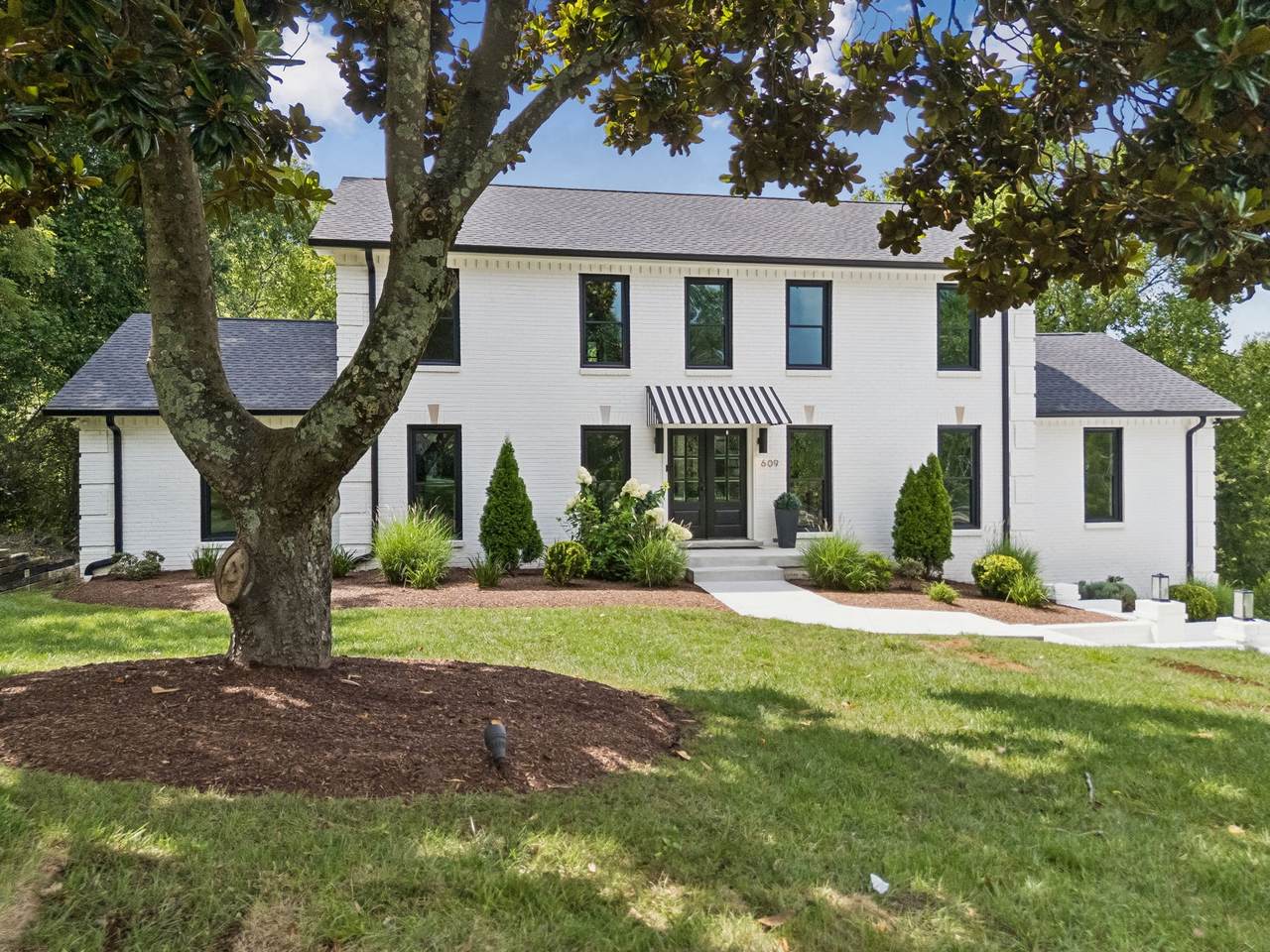 609 Hunters Ln - Photo 1