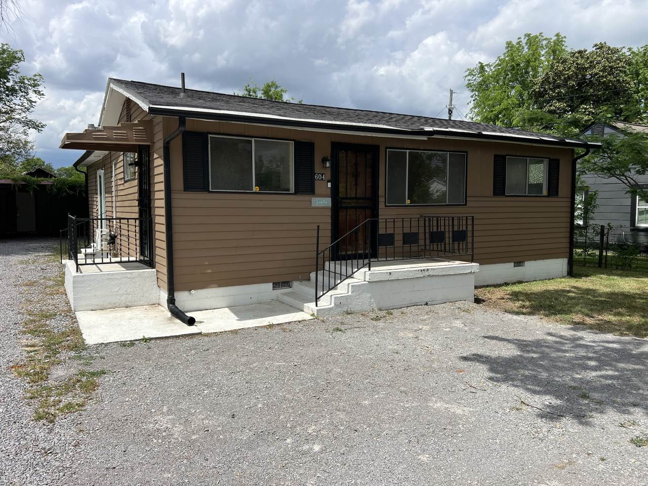 604 Carver Ave - Photo 1