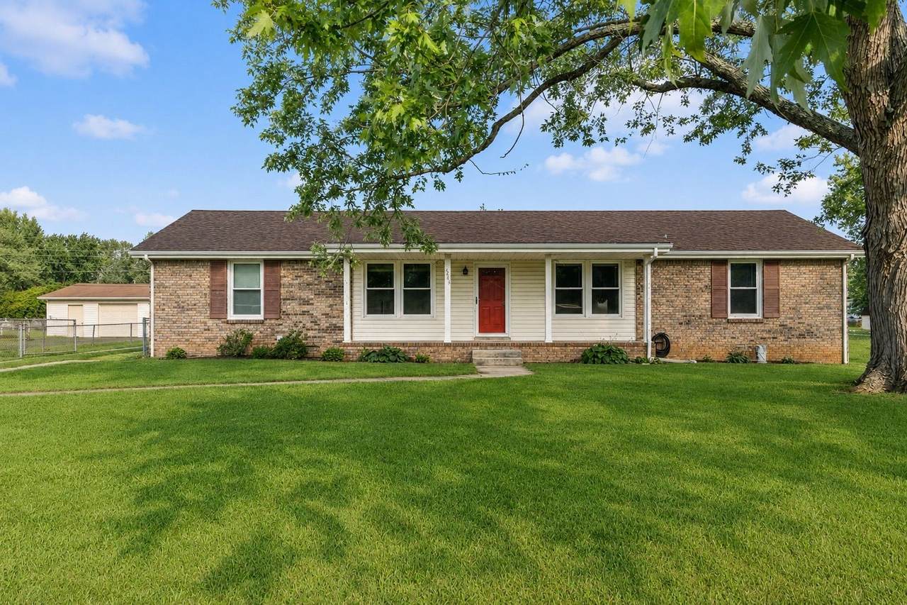 2233 Robin Dr - Photo 1