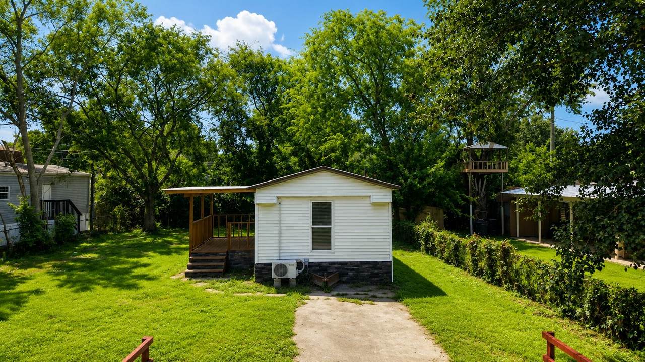 611 Sycamore Ln - Photo 1