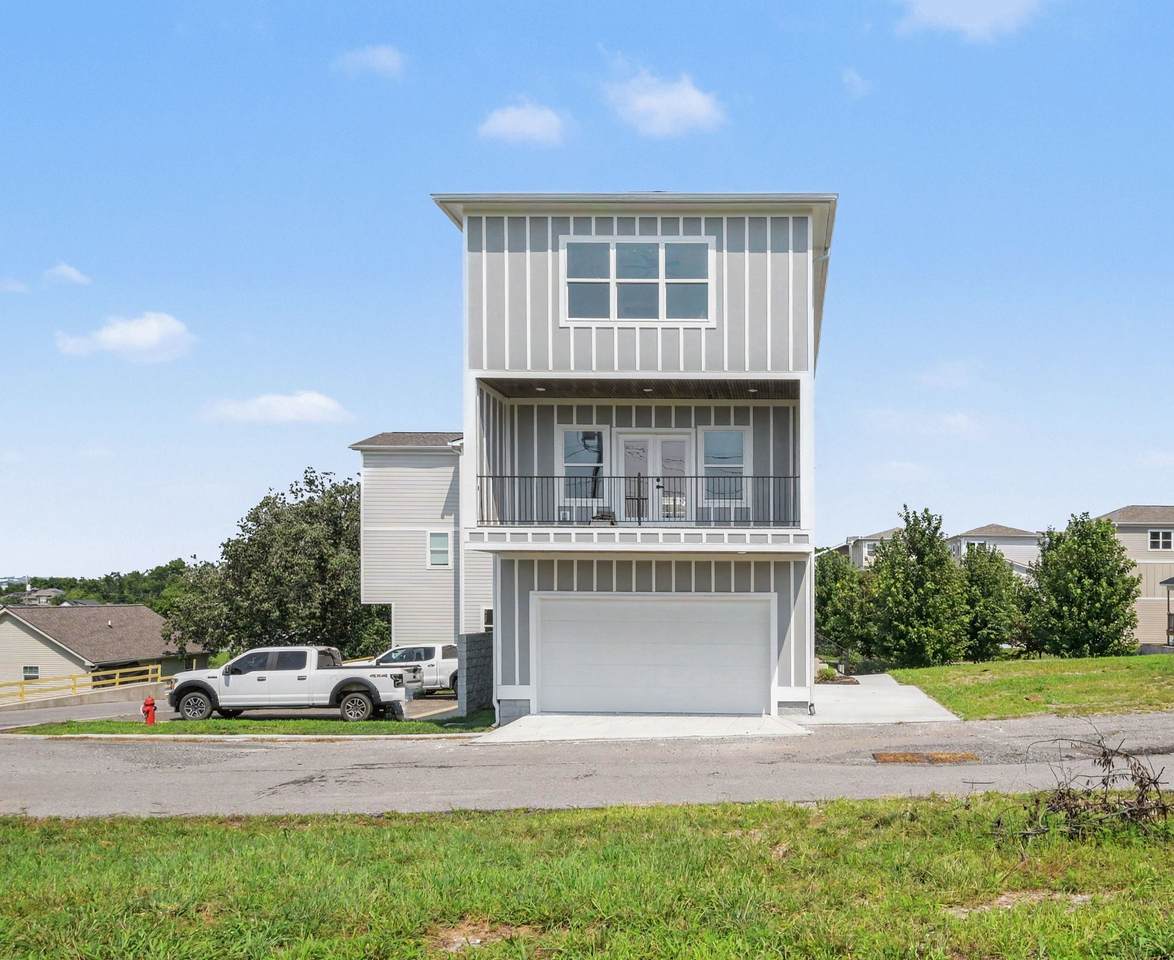 1121 Lawrence Ave - Photo 1