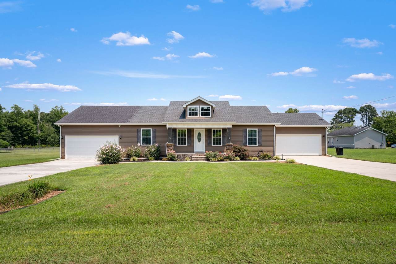 581 Oakwood Ln - Photo 1