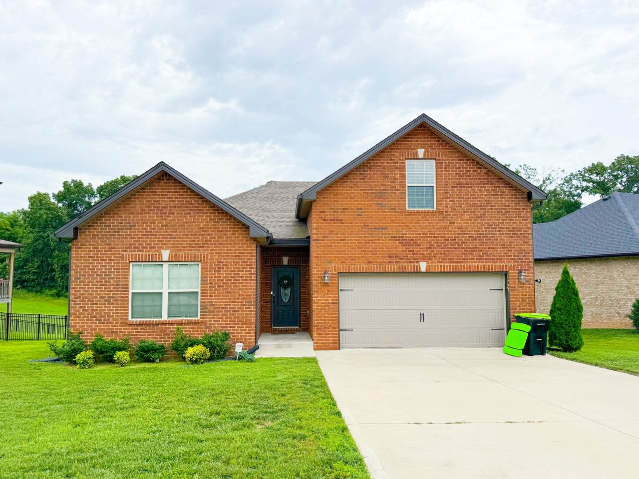 1727 Oak Forest Dr - Photo 1