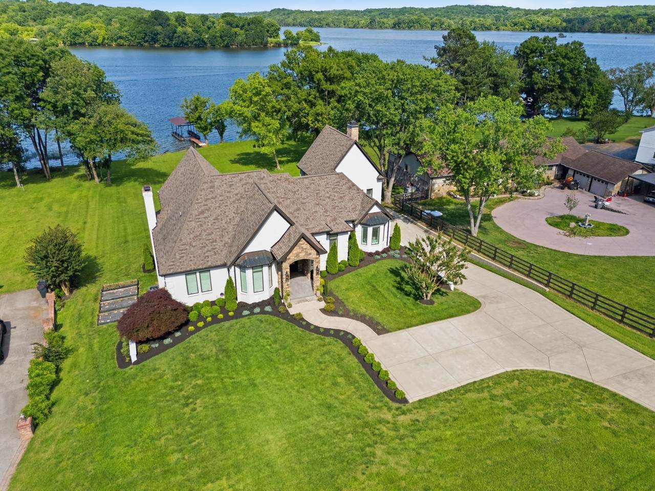 1167 Windsor Dr - Photo 1