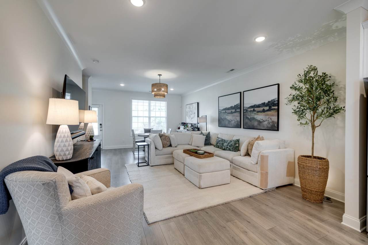 621 Thetford Aly - Photo 1