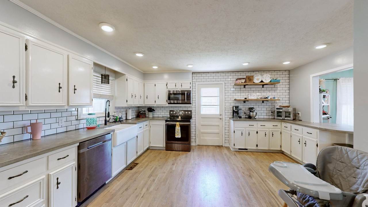 128 Jefferson Ave - Photo 1