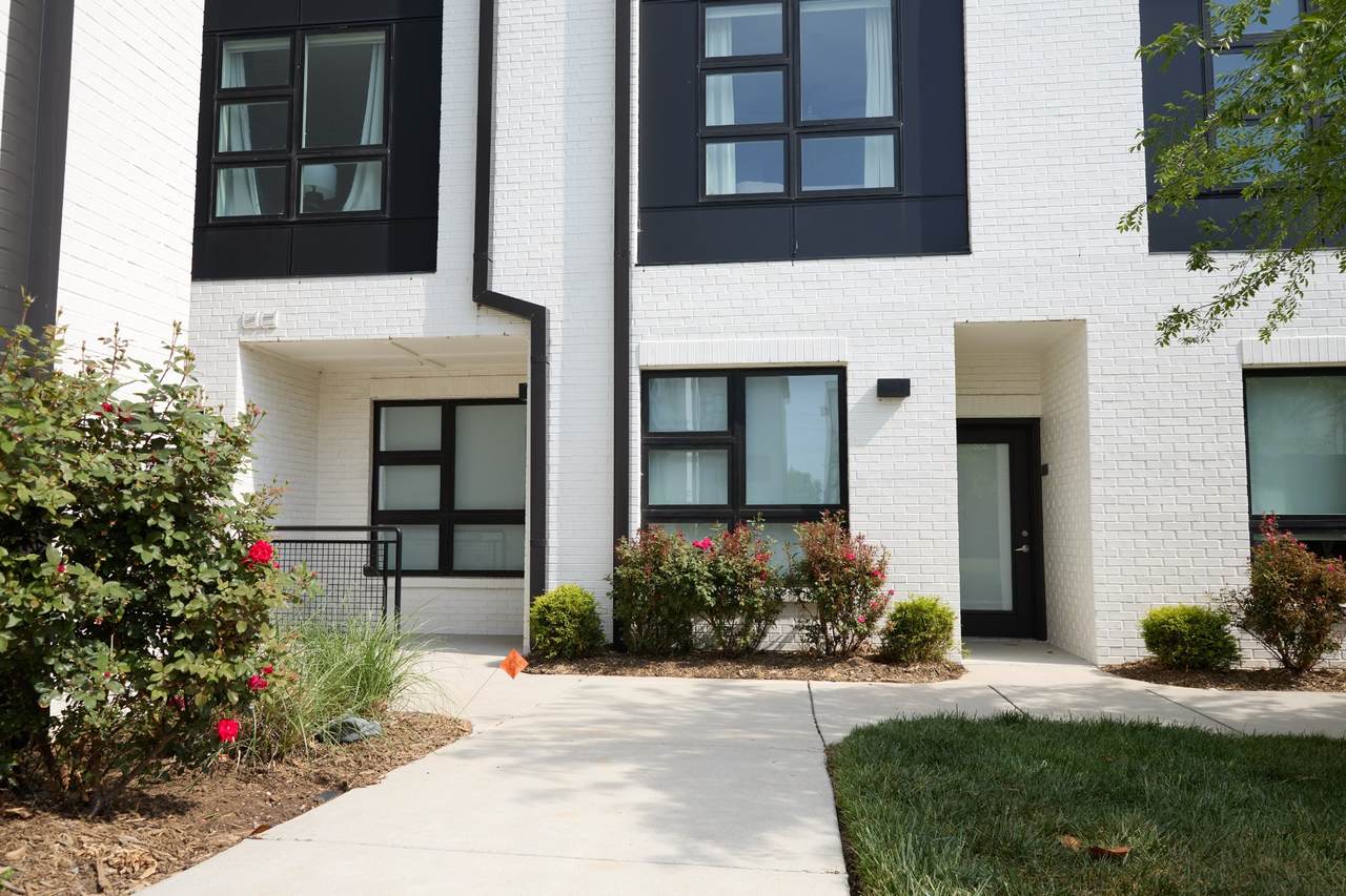 542 Southgate Ave - Photo 1