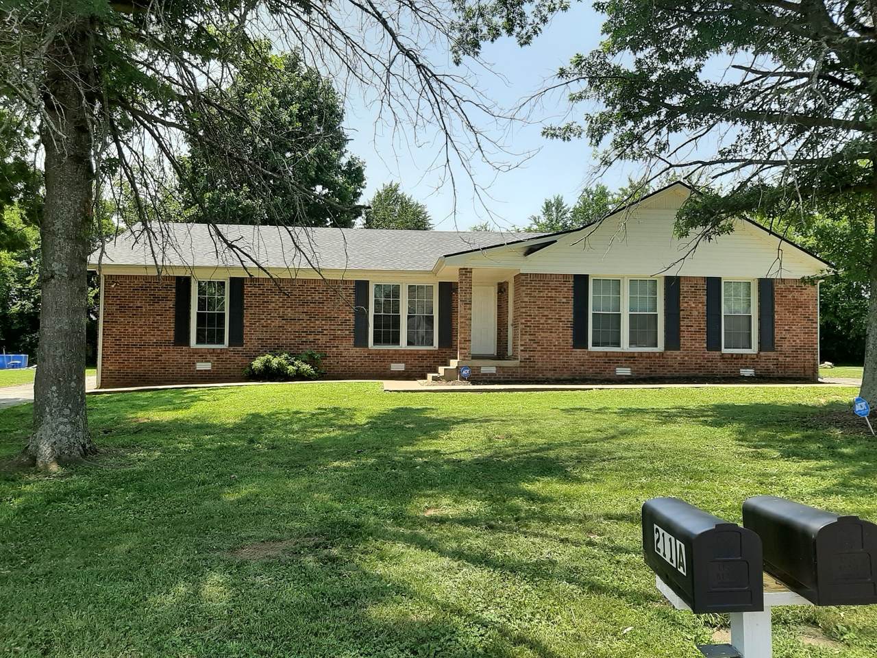 211 Hunter Dr - Photo 1