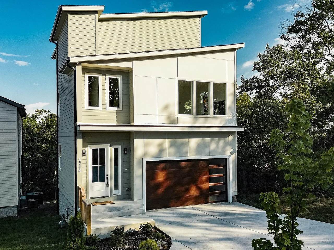 2216 Summitt Ave - Photo 1