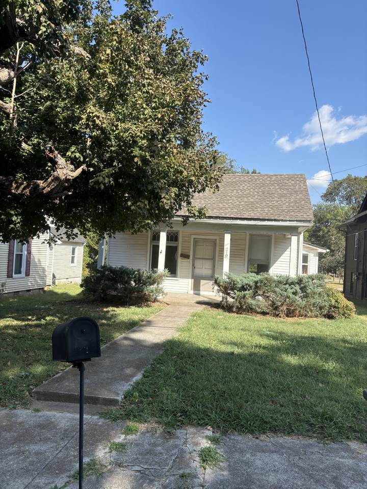 210 N Oak St - Photo 1