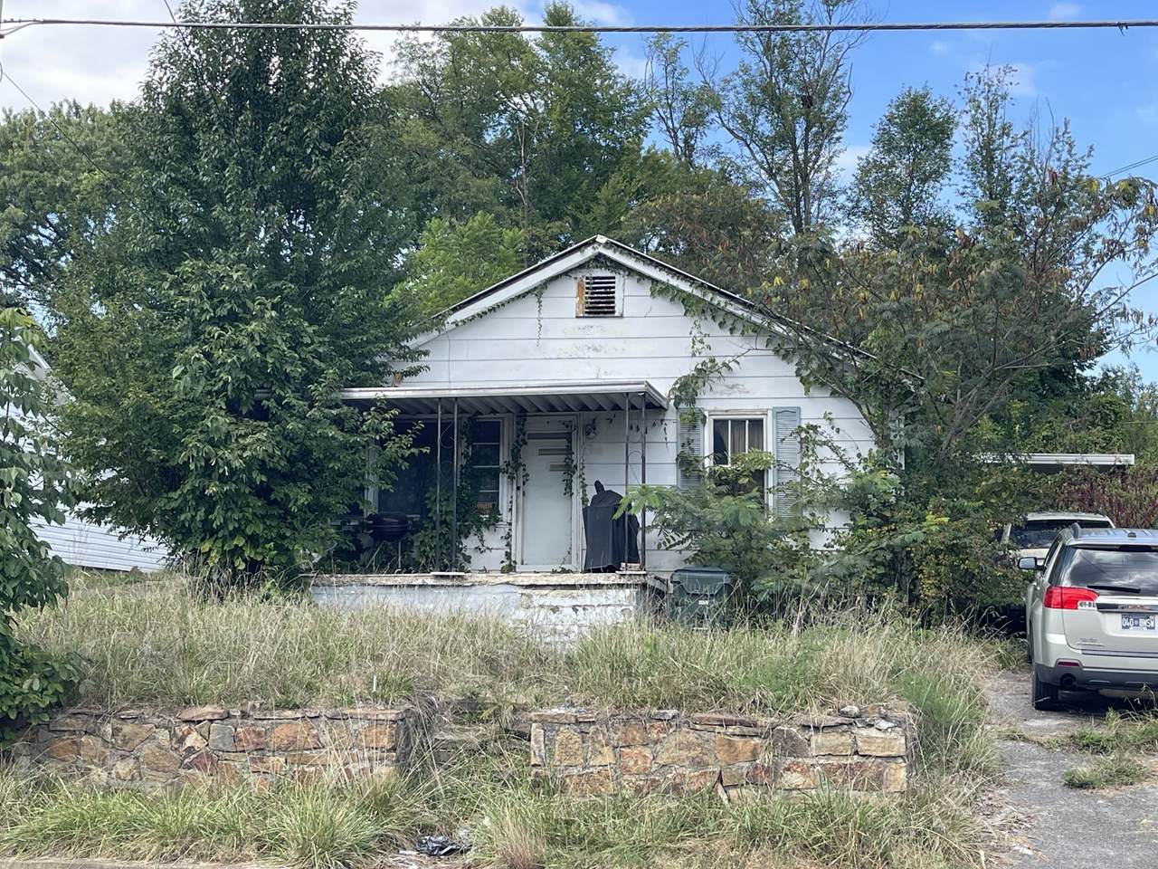 419 E Bernard Ave - Photo 1