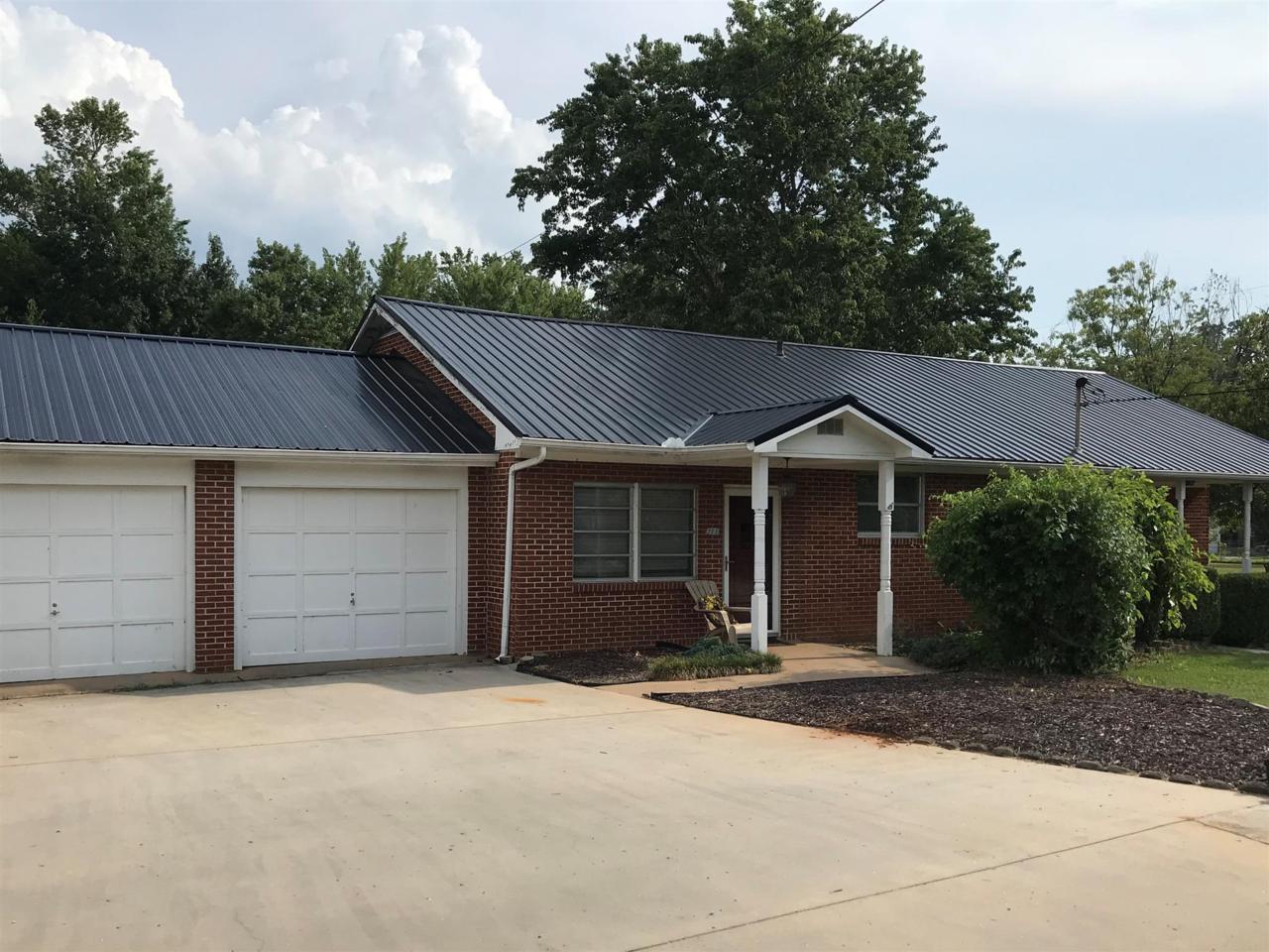 211 Lucas St - Photo 1