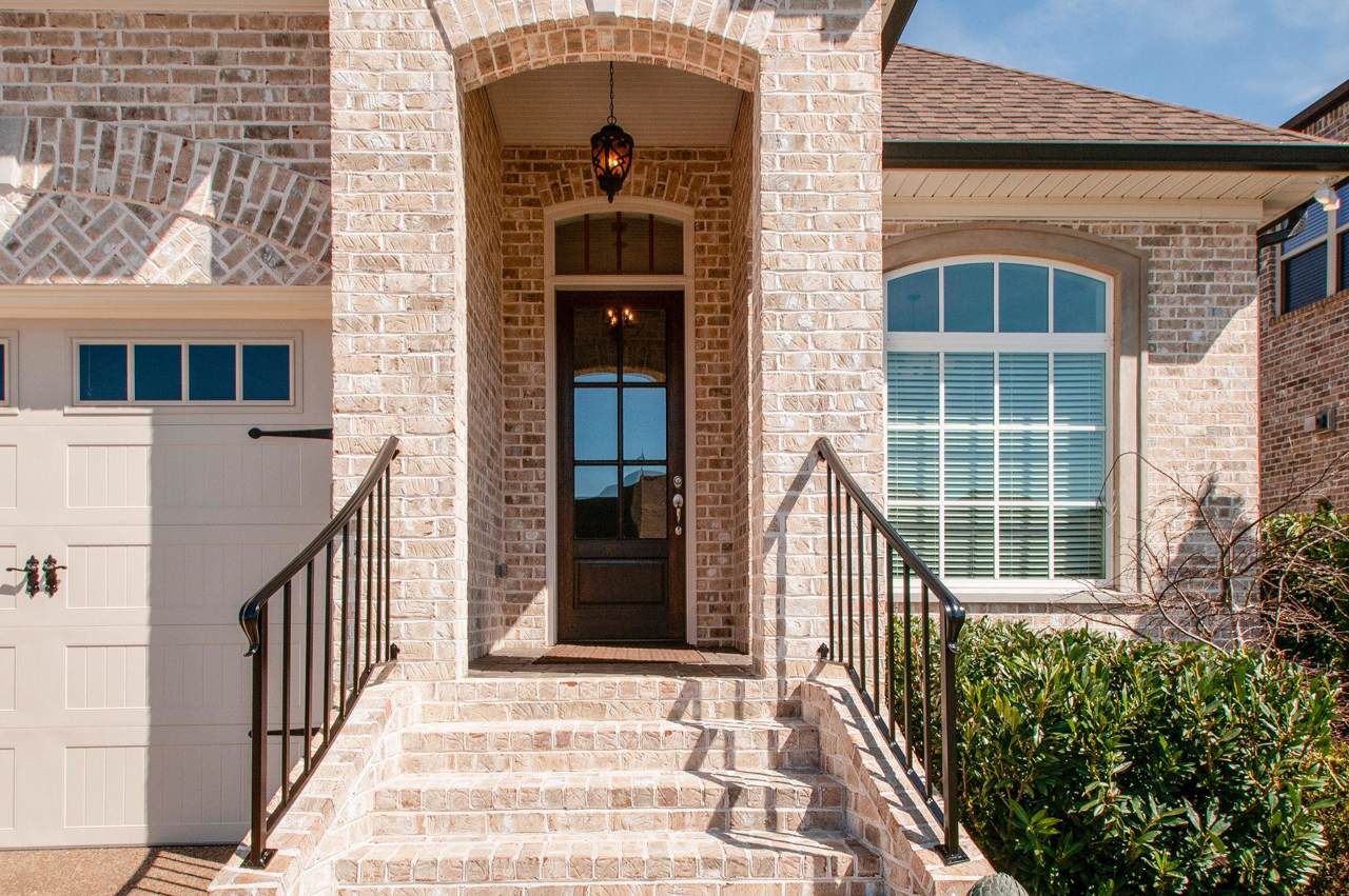 1033 Jarman Ln - Photo 1