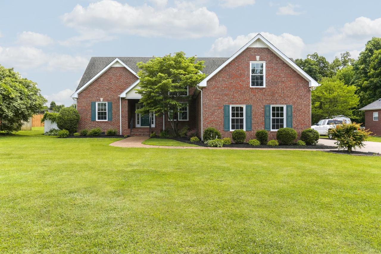 205 Applewood Dr - Photo 1