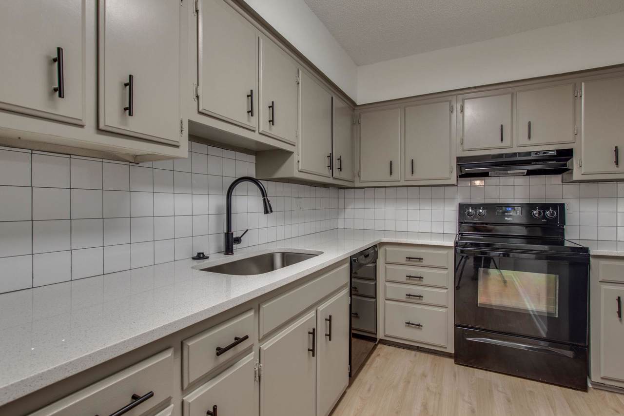 515 Basswood Ave - Photo 1