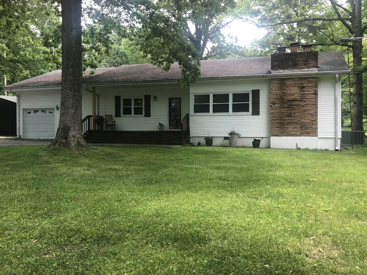 900 Forest Cir - Photo 1