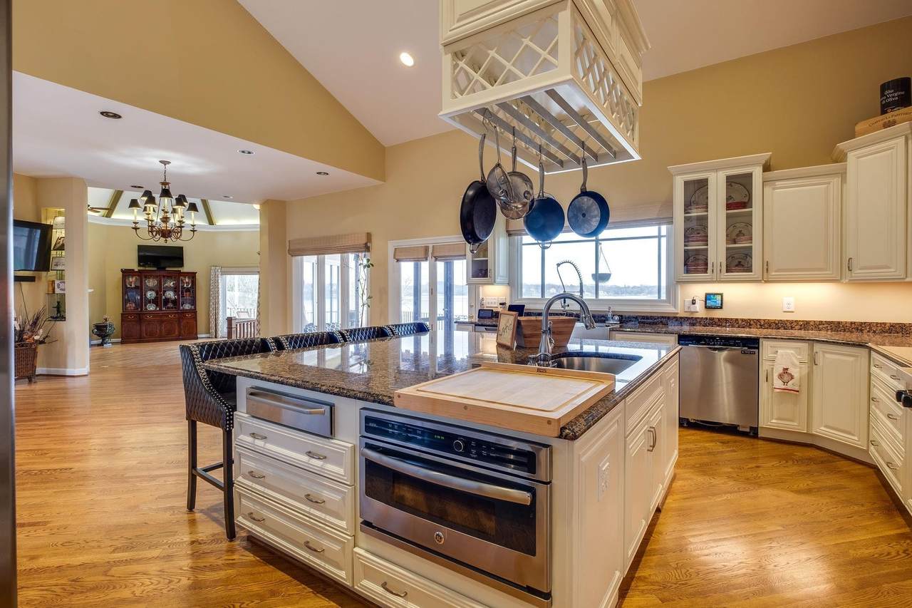 559 Lakeview Circle - Photo 1