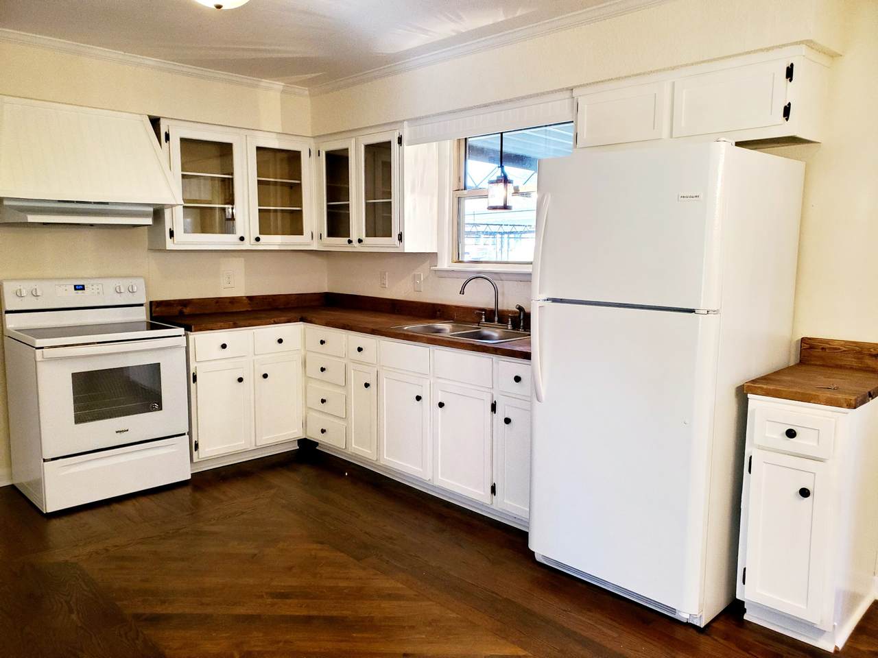 2322 Bradley St - Photo 1