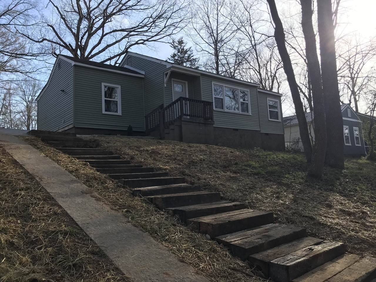 710 Woodlawn Dr - Photo 1