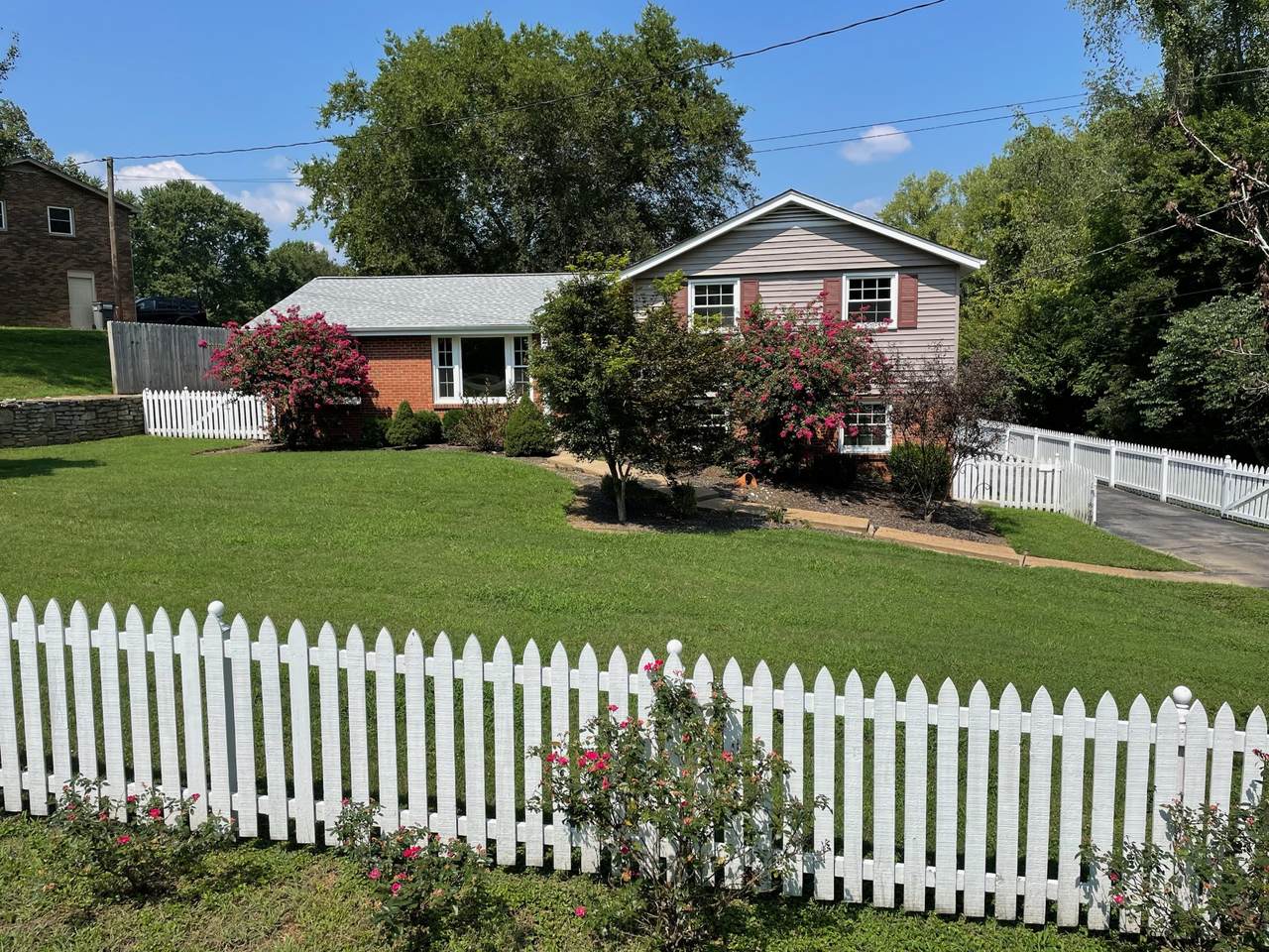 202 Edgewater Dr - Photo 1